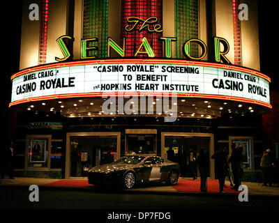 15. November 2006; Baltimore, Maryland, USA; Eine exklusive Vorführung des Casino Royale war im Senator Theater zu Gunsten der Johns-Hopkins-Herz-Institut am Mittwoch statt. Dies ist die vierte Bond-Version auf die Erlöse aus den Vorteil Screening The Dana und Albert R. "Cubby" Broccoli Center für Aortenerkrankungen in der Abteilung für Herzchirurgie an Johns unterstützen wird Stockfoto