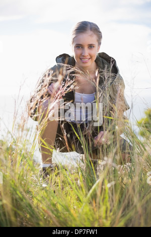 Blonde Frau Knie abwärts Stockfoto