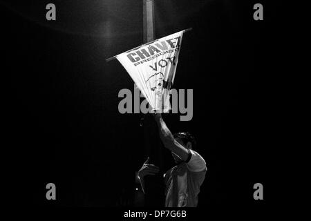 4. Dezember 2006 - Caracas, Venezuela - A Rosales Unterstützer reißt ein Chavez Poster während einer Kundgebung am Plaza Altamira im Stadtteil stark Opposition schiefen Altamira im Osten Caracas die Nacht nach der Wahl. (Kredit-Bild: © Ramin Rahimian/zReportage.com/ZUMA) Stockfoto