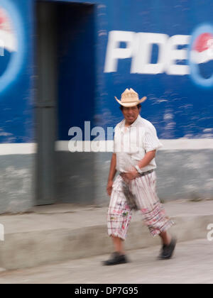 24. März 2006 - Santiago Atitlan, Solola, Guatemala - guatemaltekischen Trachten (indigene) Kontrast mit westlichen Ikonen in Santiago Atitlan, Guatemala (Credit-Bild: © David H. Wells/ZUMAPRESS.com) Stockfoto