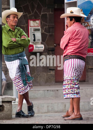 24. März 2006 - Santiago Atitlan, Solola, Guatemala - Guatemala indigene Männer in traditioneller Kleidung in Santiago Atitlan, Guatemala-Stadt (Credit-Bild: © David H. Wells/ZUMAPRESS.com) Stockfoto