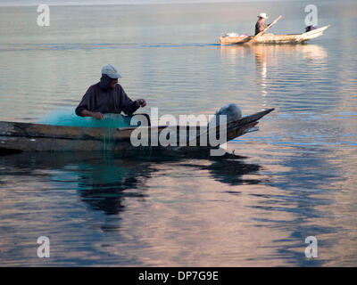 24. März 2006 - Santiago Atitlan, Solola, Guatemala - Süßwasser Fischer bei der Arbeit auf See Atitlan in Santiago Atitlan, Guatemala (Credit-Bild: © David H. Wells/ZUMAPRESS.com) Stockfoto