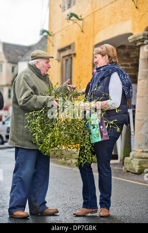 Ein Mann verkauft Mistel auf dem Marktplatz zu Weihnachten in Tetbury, Gloucestershire UK Dezember 2013 Stockfoto