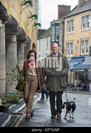 Weihnachts-Einkäufer in Tetbury, Gloucestershire Dez. 2013 Stockfoto