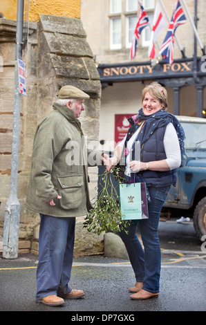 Ein Mann verkauft Mistel auf dem Marktplatz zu Weihnachten in Tetbury, Gloucestershire UK Dezember 2013 Stockfoto