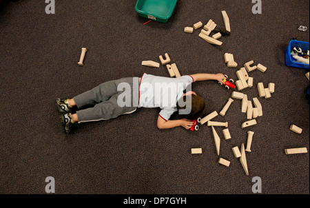 Junge spielt mit Bausteinen in der Vorschule Stockfoto