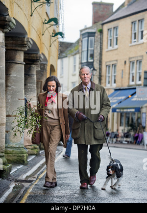 Weihnachts-Einkäufer in Tetbury, Gloucestershire Dez. 2013 Stockfoto