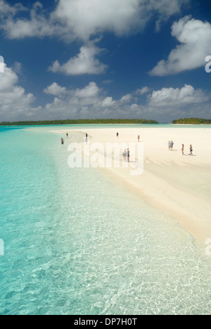 Touristen auf Tapuaetai Motu Sandbank in Aitutaki Lagune, Cook-Inseln Stockfoto