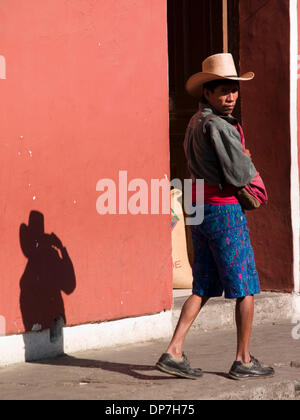 24. März 2006 - Antigua, Guatemala - Menschen gehen und sprechen auf den Straßen von Antigua, Guatemala (Credit-Bild: © David H. Wells/ZUMAPRESS.com) Stockfoto