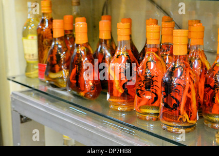 Flasche des berühmten Skorpion Schnaps auf Verkauf in Saigon, Vietnam Stockfoto