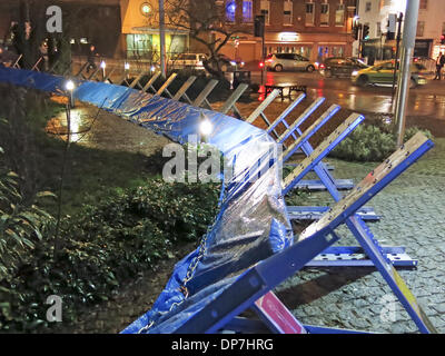 Guildford, Surrey, UK. 8. Januar 2014. Temporäre Hochwasserschutz in Guildford in Surrey von der Umweltagentur errichtet. Überflutung der Fluss Wey weiterhin die Stadt nach Fluten der sintflutartigen Regenfälle bedrohen. Bildnachweis: James Jagger/Alamy Live News Stockfoto
