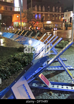 Guildford, Surrey, UK. 8. Januar 2014. Temporäre Hochwasserschutz in Guildford in Surrey von der Umweltagentur errichtet. Überflutung der Fluss Wey weiterhin die Stadt nach Fluten der sintflutartigen Regenfälle bedrohen. Bildnachweis: James Jagger/Alamy Live News Stockfoto
