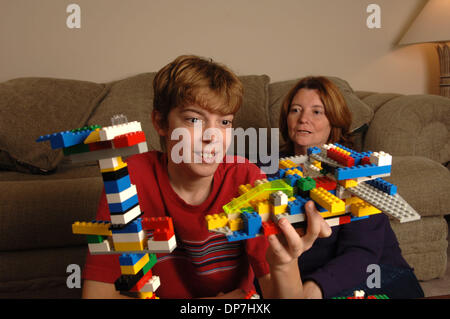 17. November 2006; Lawrenceville, GA, USA; Geistig herausgefordert junge MATTHEW BENNETT, 8 mit Lernbehinderung spielt mit Lego-Steinen bauen Turm und seine Aufmerksamkeitsspanne zu erhöhen. Obligatorische Credit: Foto von Robin Nelson/ZUMA Press. (©) Copyright 2006 von Robin Nelson Stockfoto