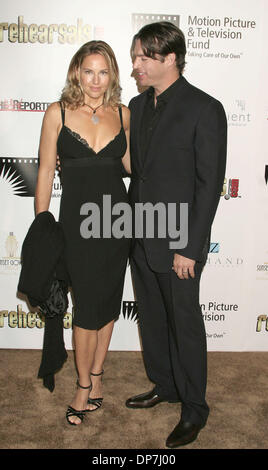 18. November 2006; Los Angeles, Kalifornien, USA;  Sänger/Schauspieler HARRY CONNICK JR und Frau Schauspielerin/Model JILL GOODACRE auf der 2. Jahrestagung A Fine Romance Gala statt auf Sunset Gower Studios in Hollywood. Obligatorische Credit: Foto von Paul Fenton/ZUMA KPA... (©) Copyright 2006 von Paul Fenton Stockfoto