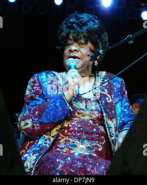 19. November 2006; Portsmouth, VA, USA; Ruth Brown, dessen Aufnahmen von "Tränen in meinen Augen," "10.05.15 Hours" und "(Mama) er behandelt Ihre Tochter bedeuten" warf ihr die Rhythm-and-Blues-Stars in den 1950er Jahren, Freitag, 17. November von Komplikationen nach einem Schlaganfall und Herzinfarkt in einem Las Vegas-Bereich Krankenhaus starb. Sie war 78. Foto: Grammy, Tony-Gewinner, Rock n ' Roll Hall of Fame RUTH BROWN bringt t Stockfoto