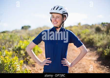 Frau mit Händen auf den Hüften tragen Helm Stockfoto