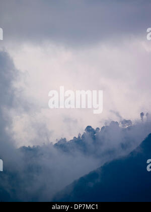 24. März 2006 - Antigua, Guatemala - Wolken über den Bergen rund um die Stadt von Antigua, Guatemala (Credit-Bild: © David H. Wells/ZUMAPRESS.com) Stockfoto