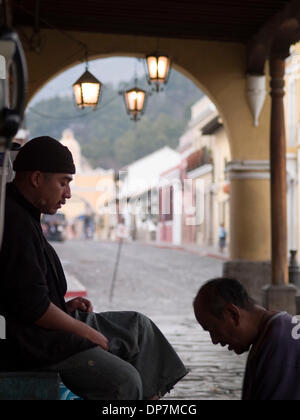 24. März 2006 - Antigua, Guatemala - Mann glänzende Schuhe in Antigua, Guatemala (Credit-Bild: © David H. Wells/ZUMAPRESS.com) Stockfoto