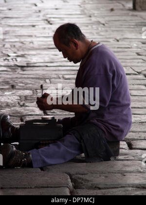 24. März 2006 - Antigua, Guatemala - Mann glänzende Schuhe in Antigua, Guatemala (Credit-Bild: © David H. Wells/ZUMAPRESS.com) Stockfoto