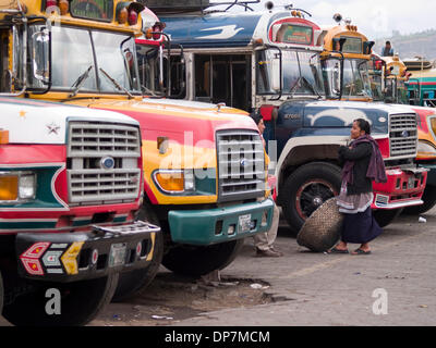 24. März 2006 - Antigua, Guatemala - Menschen in der Busbahnhof, wo ehemalige amerikanische Schulbusse jetzt als Guatemalas nah- und Fernverkehr Busse, teilweise mit alten Markierungen aus ihrem früheren Leben in Amerika, noch intakt ist dienen, kontrastieren mit der lokalen Kultur am Busbahnhof in der Stadt Antigua Guatemala (Credit-Bild: © David H. Wells/ZUMAPRESS.com) Stockfoto