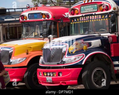 24. März 2006 - Antigua, Guatemala - Menschen in der Busbahnhof, wo ehemalige amerikanische Schulbusse jetzt als Guatemalas nah- und Fernverkehr Busse, teilweise mit alten Markierungen aus ihrem früheren Leben in Amerika, noch intakt ist dienen, kontrastieren mit der lokalen Kultur am Busbahnhof in der Stadt Antigua Guatemala (Credit-Bild: © David H. Wells/ZUMAPRESS.com) Stockfoto