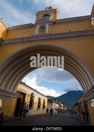 24. März 2006 - Antigua, Guatemala - Santa Catarina Arch in Antigua, Guatemala (Kredit-Bild: © David H. Wells/ZUMAPRESS.com) Stockfoto