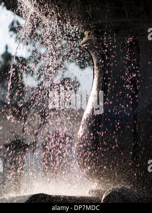 24. März 2006 - Antigua, Guatemala - Wassertropfen unter Brunnen in Antigua, Guatemala (Credit-Bild: © David H. Wells/ZUMAPRESS.com) Stockfoto