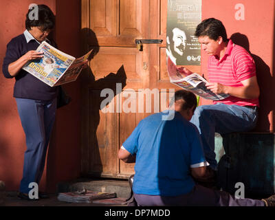 24. März 2006 - Antigua, Guatemala - Menschen gehen und sprechen auf den Straßen von Antigua, Guatemala (Credit-Bild: © David H. Wells/ZUMAPRESS.com) Stockfoto