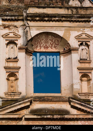 24. März 2006 - Antigua, Guatemala - Fenster in alternden kolonialen Wand auf den Straßen von Antigua, Guatemala (Credit-Bild: © David H. Wells/ZUMAPRESS.com) Stockfoto