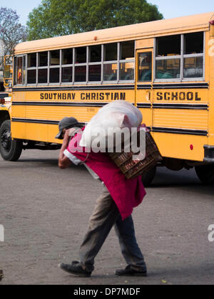 24. März 2006 - Antigua, Guatemala - Menschen in der Busbahnhof, wo ehemalige amerikanische Schulbusse jetzt als Guatemalas nah- und Fernverkehr Busse, teilweise mit alten Markierungen aus ihrem früheren Leben in Amerika, noch intakt ist dienen, kontrastieren mit der lokalen Kultur am Busbahnhof in der Stadt Antigua Guatemala (Credit-Bild: © David H. Wells/ZUMAPRESS.com) Stockfoto