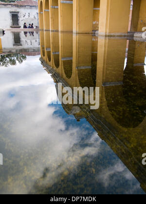 24. März 2006 - Guatemala - Leute vorbeigehen Torbögen und reflektierenden Wasser auf den Straßen von Antigua, Guatemala (Credit-Bild: © David H. Wells/ZUMAPRESS.com) Stockfoto