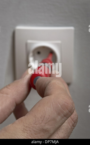 Elektriker prüfen elektrischen Spannung auf einem Stecker Steckdose. Stockfoto