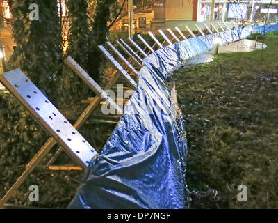 Guildford, Surrey, UK. 8. Januar 2014. Temporäre Hochwasserschutz in Guildford in Surrey von der Umweltagentur errichtet. Überflutung der Fluss Wey weiterhin die Stadt nach Fluten der sintflutartigen Regenfälle bedrohen. Bildnachweis: James Jagger/Alamy Live News Stockfoto