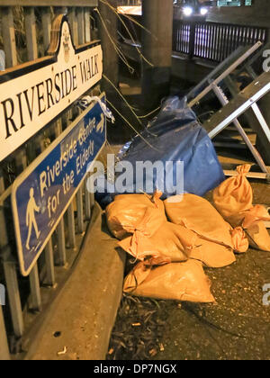 Guildford, Surrey, UK. 8. Januar 2014. Temporäre Hochwasserschutz in Guildford in Surrey von der Umweltagentur errichtet. Überflutung der Fluss Wey weiterhin die Stadt nach Fluten der sintflutartigen Regenfälle bedrohen. Bildnachweis: James Jagger/Alamy Live News Stockfoto