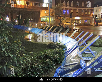 Guildford, Surrey, UK. 8. Januar 2014. Temporäre Hochwasserschutz in Guildford in Surrey von der Umweltagentur errichtet. Überflutung der Fluss Wey weiterhin die Stadt nach Fluten der sintflutartigen Regenfälle bedrohen. Bildnachweis: James Jagger/Alamy Live News Stockfoto