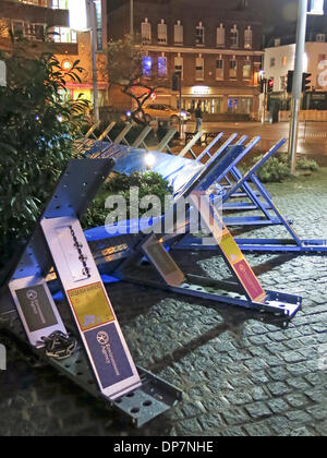 Guildford, Surrey, UK. 8. Januar 2014. Temporäre Hochwasserschutz in Guildford in Surrey von der Umweltagentur errichtet. Überflutung der Fluss Wey weiterhin die Stadt nach Fluten der sintflutartigen Regenfälle bedrohen. Bildnachweis: James Jagger/Alamy Live News Stockfoto