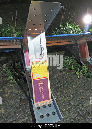 Guildford, Surrey, UK. 8. Januar 2014. Temporäre Hochwasserschutz in Guildford in Surrey von der Umweltagentur errichtet. Überflutung der Fluss Wey weiterhin die Stadt nach Fluten der sintflutartigen Regenfälle bedrohen. Bildnachweis: James Jagger/Alamy Live News Stockfoto