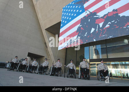 11. November 2006; Dallas, TX, USA; Garde unter amerikanischer Flagge während der Veterans Day Kranzniederlegung zu Ehren. Obligatorische Credit: Foto von David Teagle/ZUMA Press. (©) Copyright 2006 von David Teagle Stockfoto