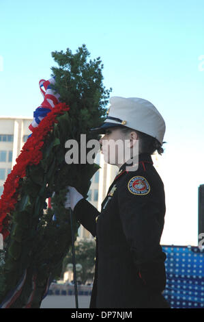 11. November 2006; Dallas, TX, USA; Eine junge Gymnasiastin in der Marines ROTC-Programm steht stramm hinter den Veterans Day-Kranz. Obligatorische Credit: Foto von David Teagle/ZUMA Press. (©) Copyright 2006 von David Teagle Stockfoto