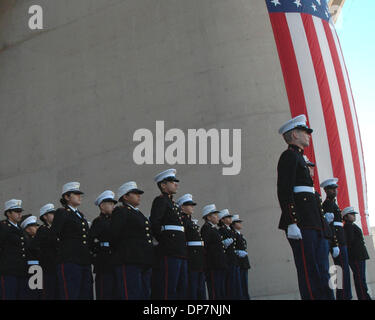 11. November 2006; Dallas, TX, USA; Wächter des Veterans Day Kranz für diejenigen, die ihr Leben im Dienst nach Amerika stehen stramm bis aufgerufen. Obligatorische Credit: Foto von David Teagle/ZUMA Press. (©) Copyright 2006 von David Teagle Stockfoto