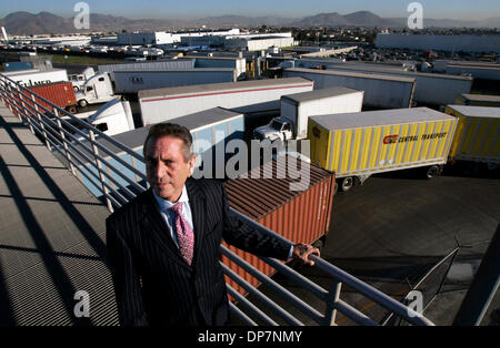 16. November 2006; Oceanside, CA, USA; SANDY SHAPERY, San Diego Geschäftsmann, der Transportprobleme Gridlck studiert. Er wird in einem großen Bereich LKW Inspektion des Grenzübergangs Otay Mesa aus Mexiko in die USA fotografiert. Obligatorische Credit: Foto von Jim Baird/San Diego Union-Tribune/ZUMA Press. (©) Copyright 2006 von San Diego Union-Tribune Stockfoto