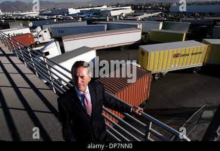 16. November 2006; Oceanside, CA, USA; SANDY SHAPERY, San Diego Geschäftsmann, der Transportprobleme Gridlck studiert. Er wird in einem großen Bereich LKW Inspektion des Grenzübergangs Otay Mesa aus Mexiko in die USA fotografiert. Obligatorische Credit: Foto von Jim Baird/San Diego Union-Tribune/ZUMA Press. (©) Copyright 2006 von San Diego Union-Tribune Stockfoto