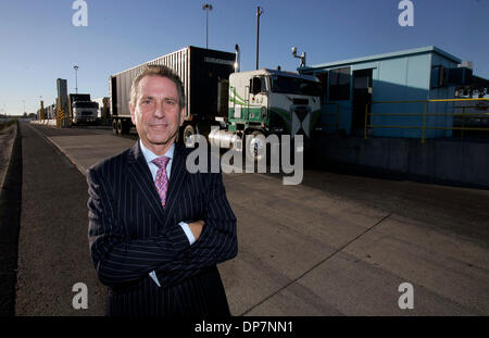 16. November 2006; Oceanside, CA, USA; SANDY SHAPERY, San Diego Geschäftsmann, der Transportprobleme Gridlck studiert. Er wird in einem großen Bereich LKW Inspektion des Grenzübergangs Otay Mesa aus Mexiko in die USA fotografiert. Obligatorische Credit: Foto von Jim Baird/San Diego Union-Tribune/ZUMA Press. (©) Copyright 2006 von San Diego Union-Tribune Stockfoto