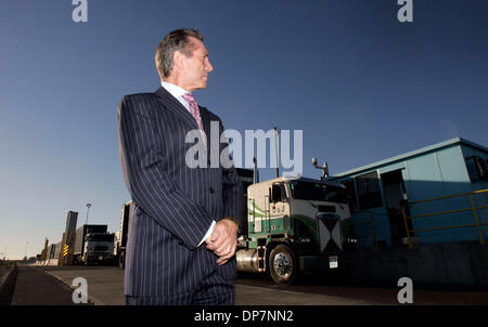 16. November 2006; Oceanside, CA, USA; SANDY SHAPERY, San Diego Geschäftsmann, der Transportprobleme Gridlck studiert. Er wird in einem großen Bereich LKW Inspektion des Grenzübergangs Otay Mesa aus Mexiko in die USA fotografiert. Obligatorische Credit: Foto von Jim Baird/San Diego Union-Tribune/ZUMA Press. (©) Copyright 2006 von San Diego Union-Tribune Stockfoto