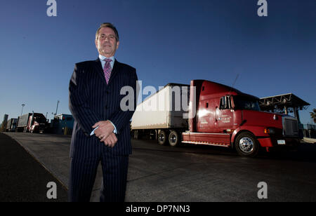 16. November 2006; Oceanside, CA, USA; SANDY SHAPERY, San Diego Geschäftsmann, der Transportprobleme Gridlck studiert. Er wird in einem großen Bereich LKW Inspektion des Grenzübergangs Otay Mesa aus Mexiko in die USA fotografiert. Obligatorische Credit: Foto von Jim Baird/San Diego Union-Tribune/ZUMA Press. (©) Copyright 2006 von San Diego Union-Tribune Stockfoto