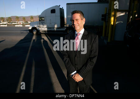 16. November 2006; Oceanside, CA, USA; SANDY SHAPERY, San Diego Geschäftsmann, der Transportprobleme Gridlck studiert. Er wird in einem großen Bereich LKW Inspektion des Grenzübergangs Otay Mesa aus Mexiko in die USA fotografiert. Obligatorische Credit: Foto von Jim Baird/San Diego Union-Tribune/ZUMA Press. (©) Copyright 2006 von San Diego Union-Tribune Stockfoto