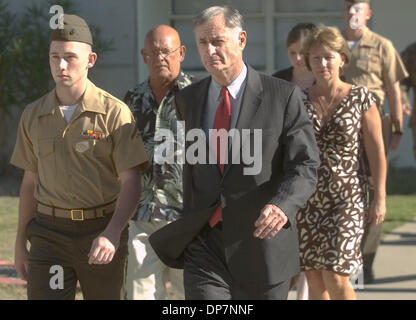 16. November 2006; Oceanside, CA, USA; LANCE CPL. ROBERT PENNINGTON (vorne links) ging mit seinem Civil Defense Council-DAVID BRAHMS (rechts vorne) Vater-TERRY (Hawaii-Hemd) und seine Mutter-DEANNA PENNINGTON (print Kleid) zu seiner Anklage. PENNINGTON ist angeklagt wegen Mordes und anderer Delikte wegen seiner angeblichen Verwicklung in den Tod eines irakischen Zivilisten am 26. April 2006 in der Nähe von H Stockfoto