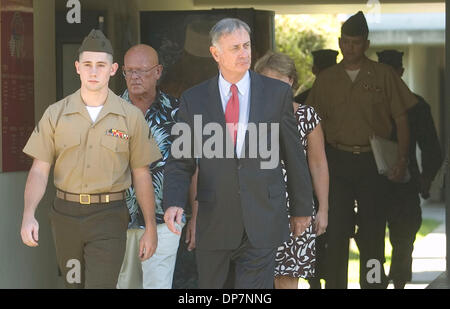 16. November 2006; Oceanside, CA, USA; LANCE CPL. ROBERT PENNINGTON (vorne links) ging mit seinem Civil Defense Council-DAVID BRAHMS (rechts vorne) Vater-TERRY (Hawaii-Hemd) und seine Mutter-DEANNA PENNINGTON (print Kleid) zu seiner Anklage. PENNINGTON ist angeklagt wegen Mordes und anderer Delikte wegen seiner angeblichen Verwicklung in den Tod eines irakischen Zivilisten am 26. April 2006 in der Nähe von H Stockfoto