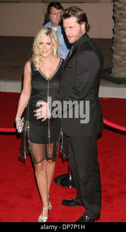 21. November 2006; Los Angeles, Kalifornien, USA;  Schauspielerin TORI SPELLING und Ehemann DEAN McDERMOTT an der 34TH Annual American Music Awards statt im Shrine Auditorium. Obligatorische Credit: Foto von Paul Fenton/ZUMA KPA... (©) Copyright 2006 von Paul Fenton Stockfoto