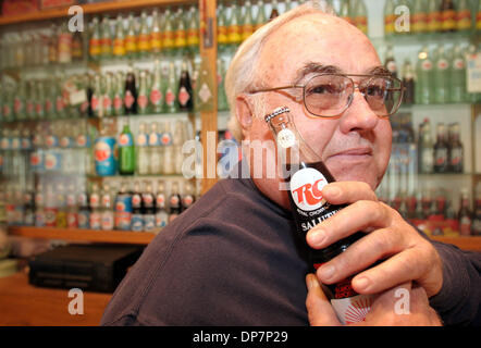 21. November 2006; San Diego, CA, USA; NORM MEEDER hat eine Sammlung von RC Cola-Flaschen, die stammt aus dem frühen 20. Jahrhundert in seinem Haus Clairmont.  Einerseits hält er Termine bis 1980.   Obligatorische Credit: Foto von John Gastaldo/SDU-T/ZUMA Press. (©) Copyright 2006 by SDU-T Stockfoto